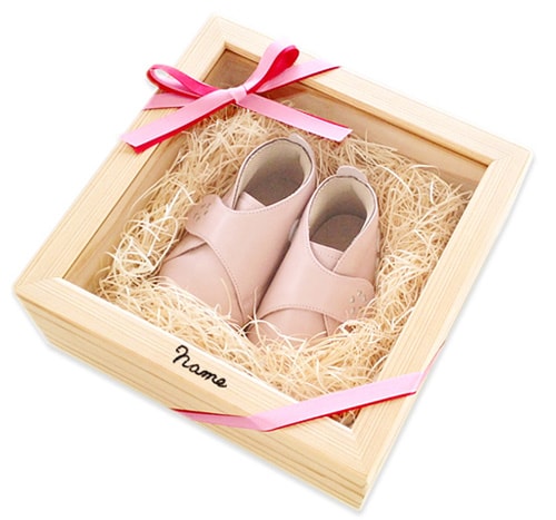 桜の出産祝いなら女の子向きピンクのベビー靴│名入れ箱入ギフト