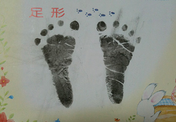 赤ちゃんの足形