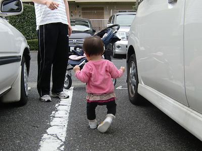 初めてのベビーシューズで歩く赤ちゃん