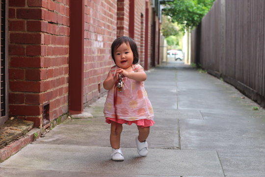 ベビー靴で歩く赤ちゃん