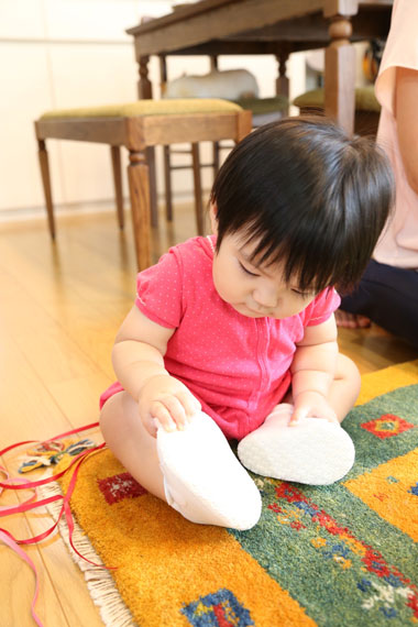 ファーストシューズに興味津々の赤ちゃん