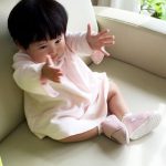 ピンクのベビーシューズが似合う赤ちゃん