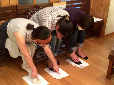 足長を見ているママさんたち