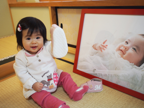 ファーストシューズを見せる赤ちゃん
