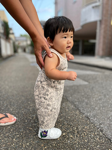 オーダーメイドベビーシューズを履いた赤ちゃん