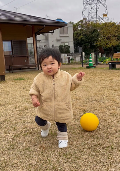 ファーストシューズを履いてヨチヨチ歩きの赤ちゃん