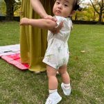 ファーストシューズを履いたかわいい赤ちゃん
