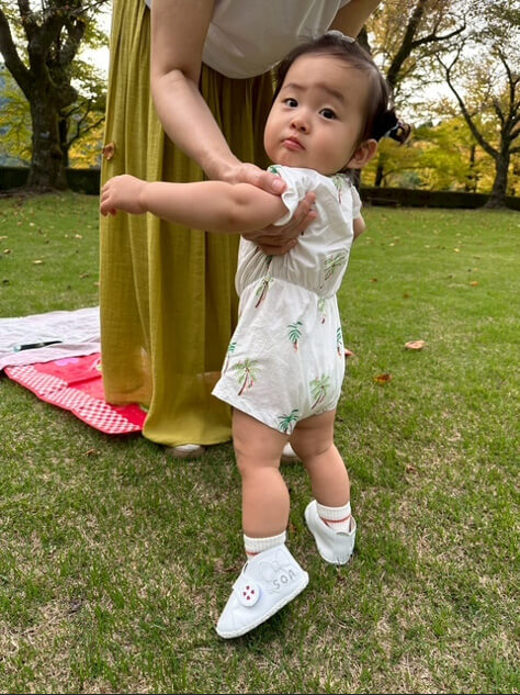 ファーストシューズを履いたかわいい赤ちゃん