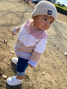 イニシャル入りのファーストシューズを履く赤ちゃん