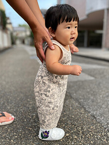 お花のリンドウモチーフを入れたファーストシューズで楽しく歩く赤ちゃん