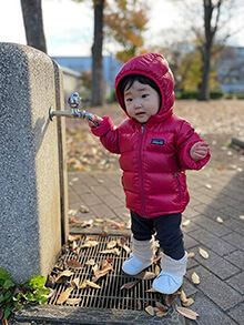 白い定番のファーストシューズで歩く赤ちゃん