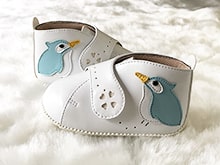 白いファーストシューズに青い鳥のモチーフを入れた例