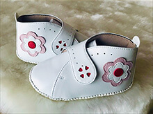 定番の白いベビーシューズにお花を入れた例
