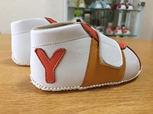 オレンジのベビースニーカーにイニシャル「Y」を入れた例