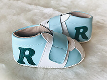 ベビースニーカーに緑色の革でイニシャル「R」を入れた例
