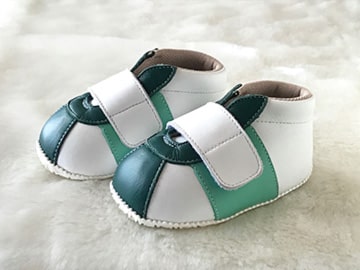 白とグリーンの本革カジュアルベビー靴