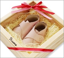 ピンクの赤ちゃん靴の出産祝いギフト