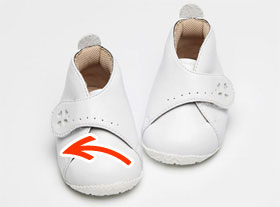 大きく開いてしっかり留まる、履かせやすい赤ちゃん靴