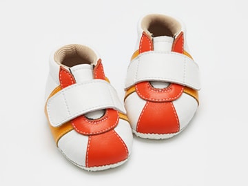 白とオレンジの本革カジュアルベビー靴